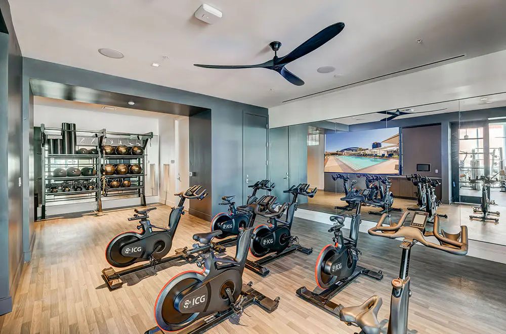 CozySuites Adeline 2BR - valet parking, gym, pool!