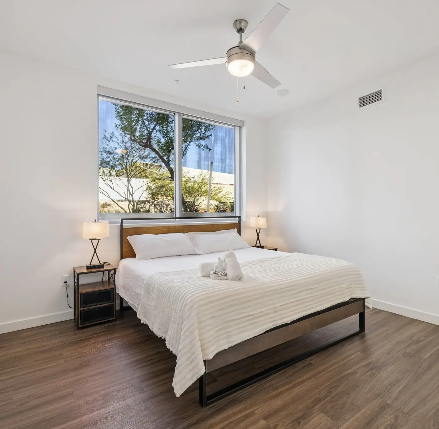 CozySuites Adeline 2BR - valet parking, gym, pool!