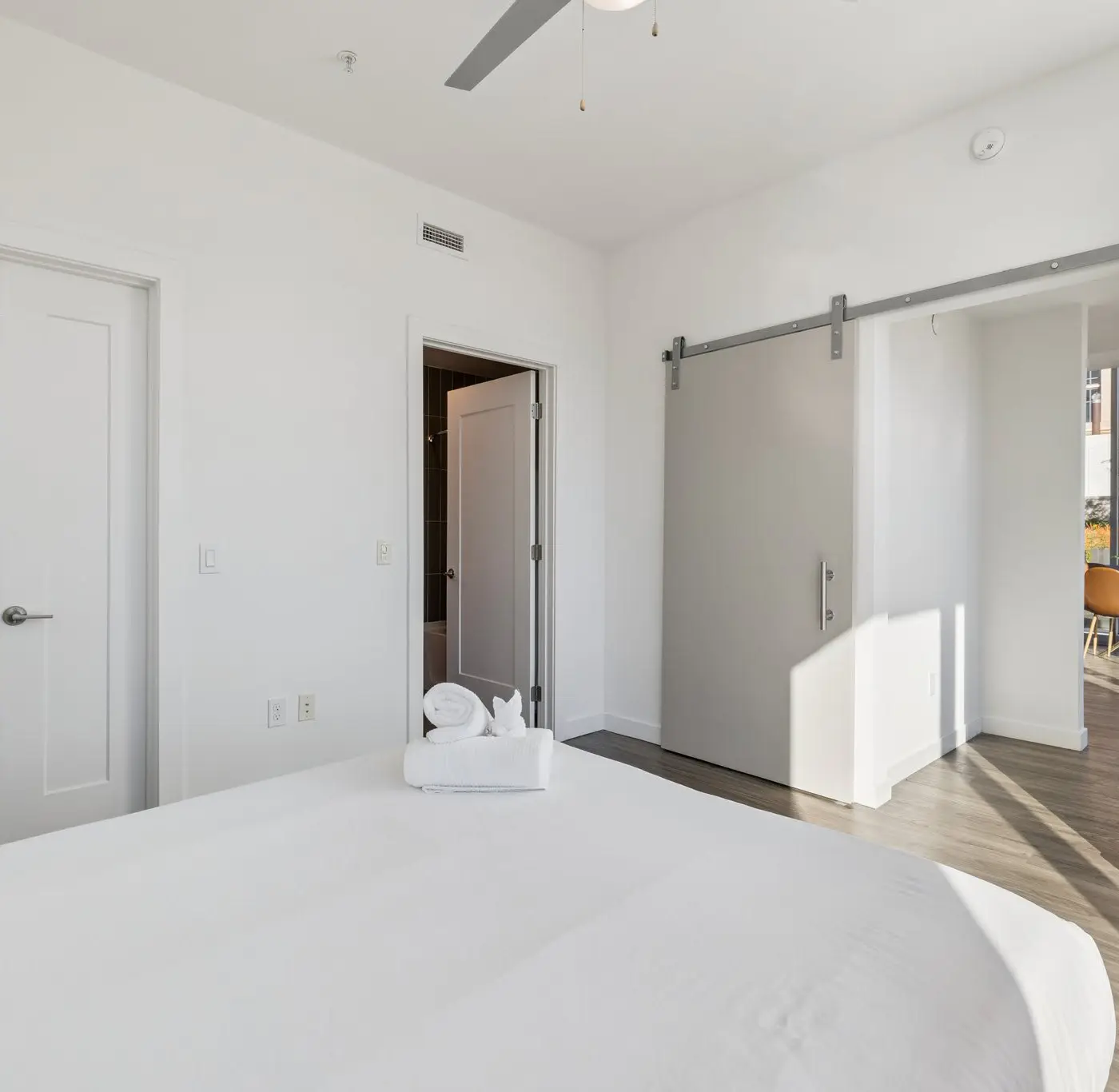 CozySuites Adeline 2BR - valet parking, gym, pool!