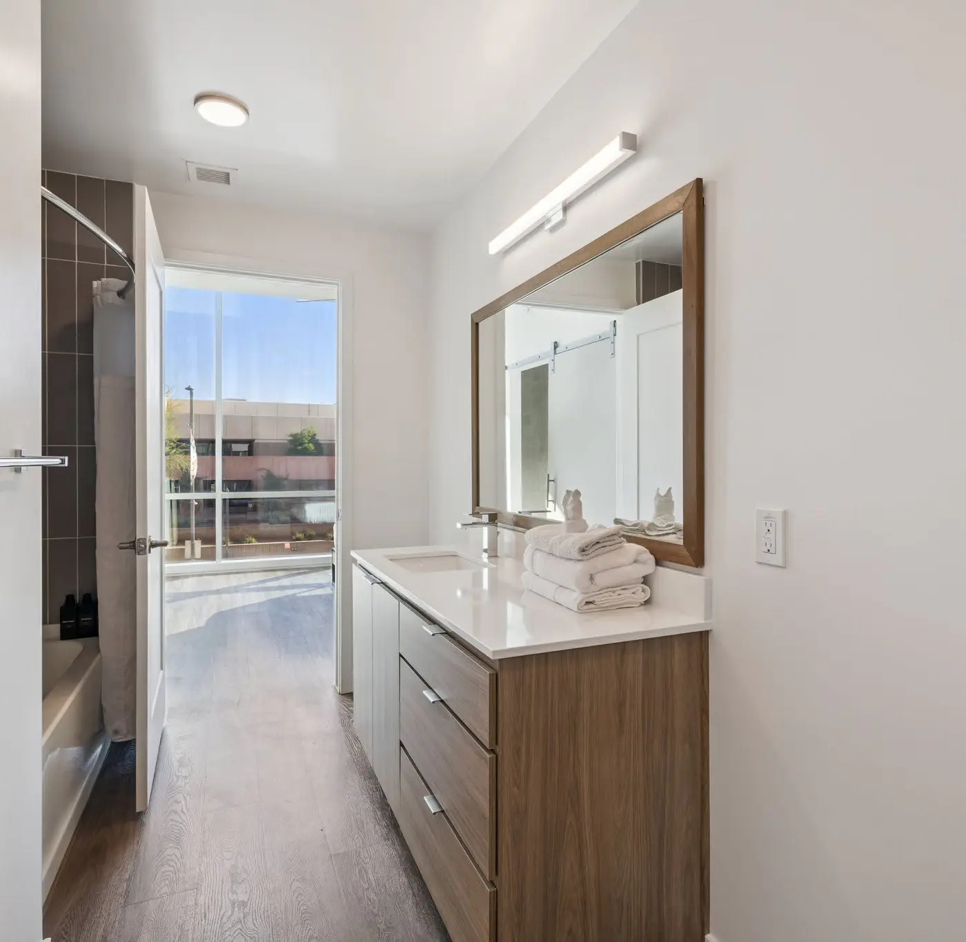 CozySuites Adeline 2BR - valet parking, gym, pool!