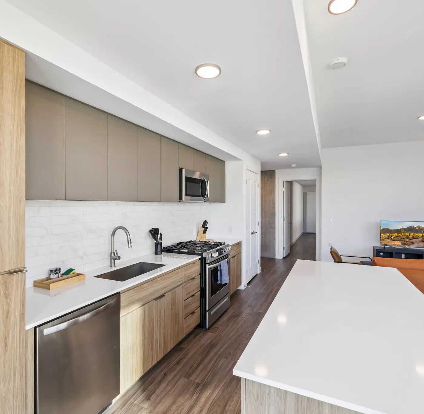 CozySuites Adeline 2BR - valet parking, gym, pool!