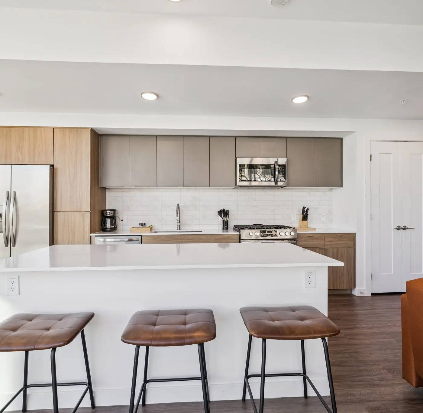 CozySuites Adeline 2BR - valet parking, gym, pool!