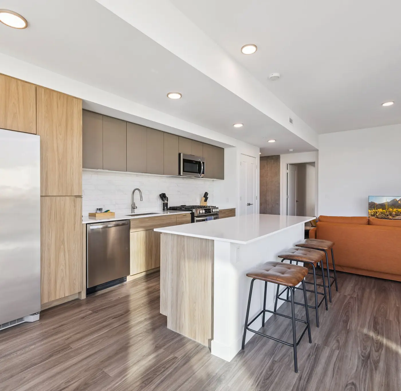 CozySuites Adeline 2BR - valet parking, gym, pool!