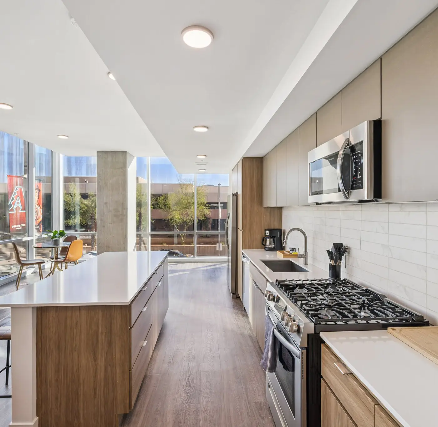 CozySuites Adeline 2BR - valet parking, gym, pool!