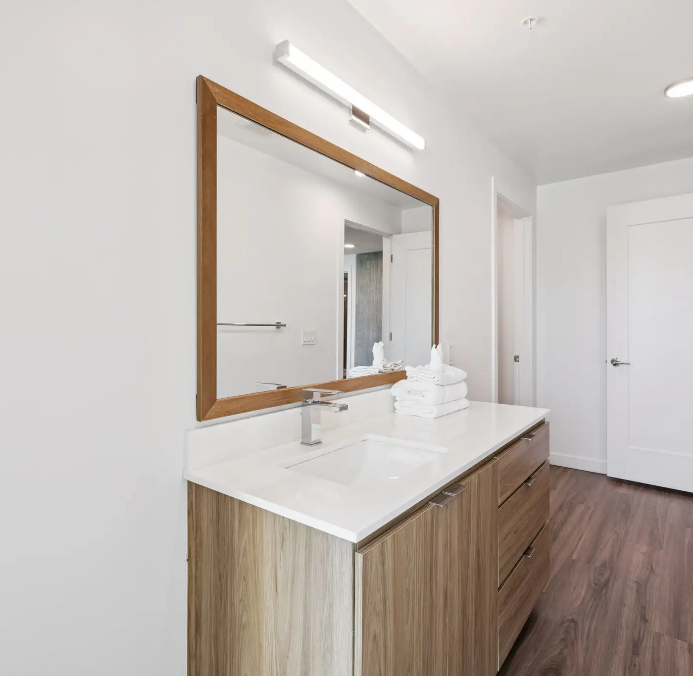 CozySuites Adeline 2BR - valet parking, gym, pool!