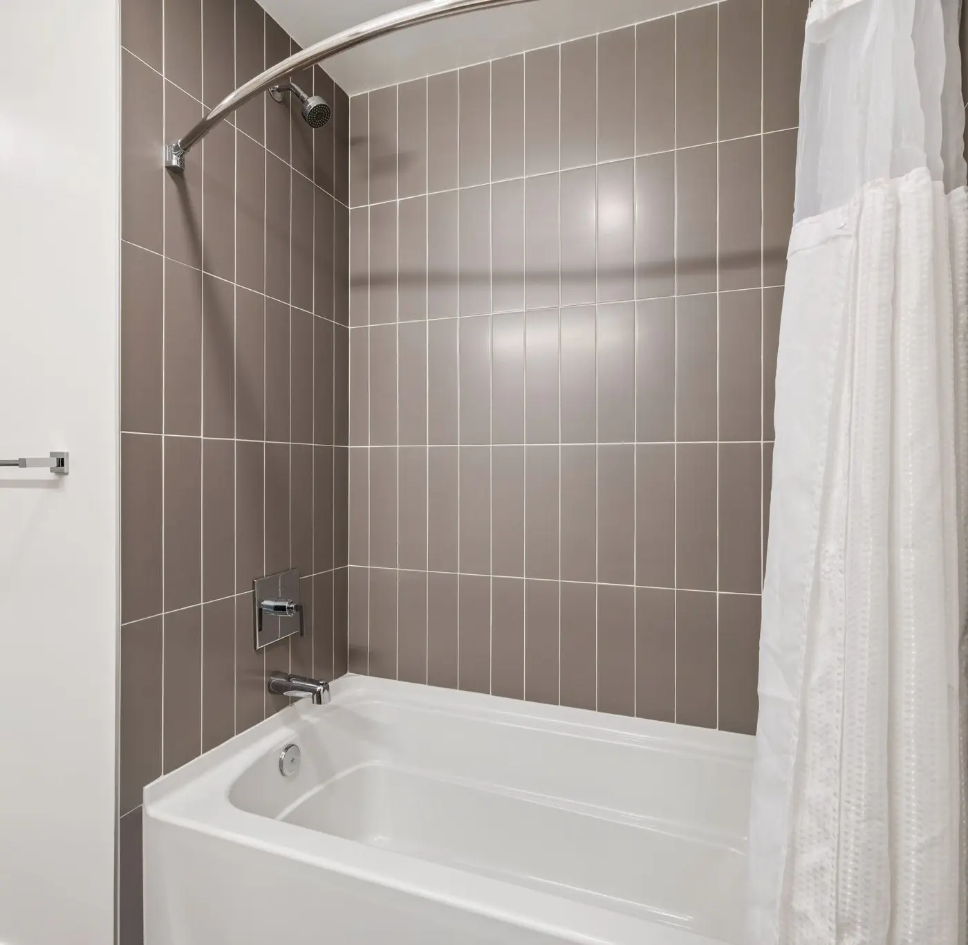 CozySuites Adeline 2BR - valet parking, gym, pool!