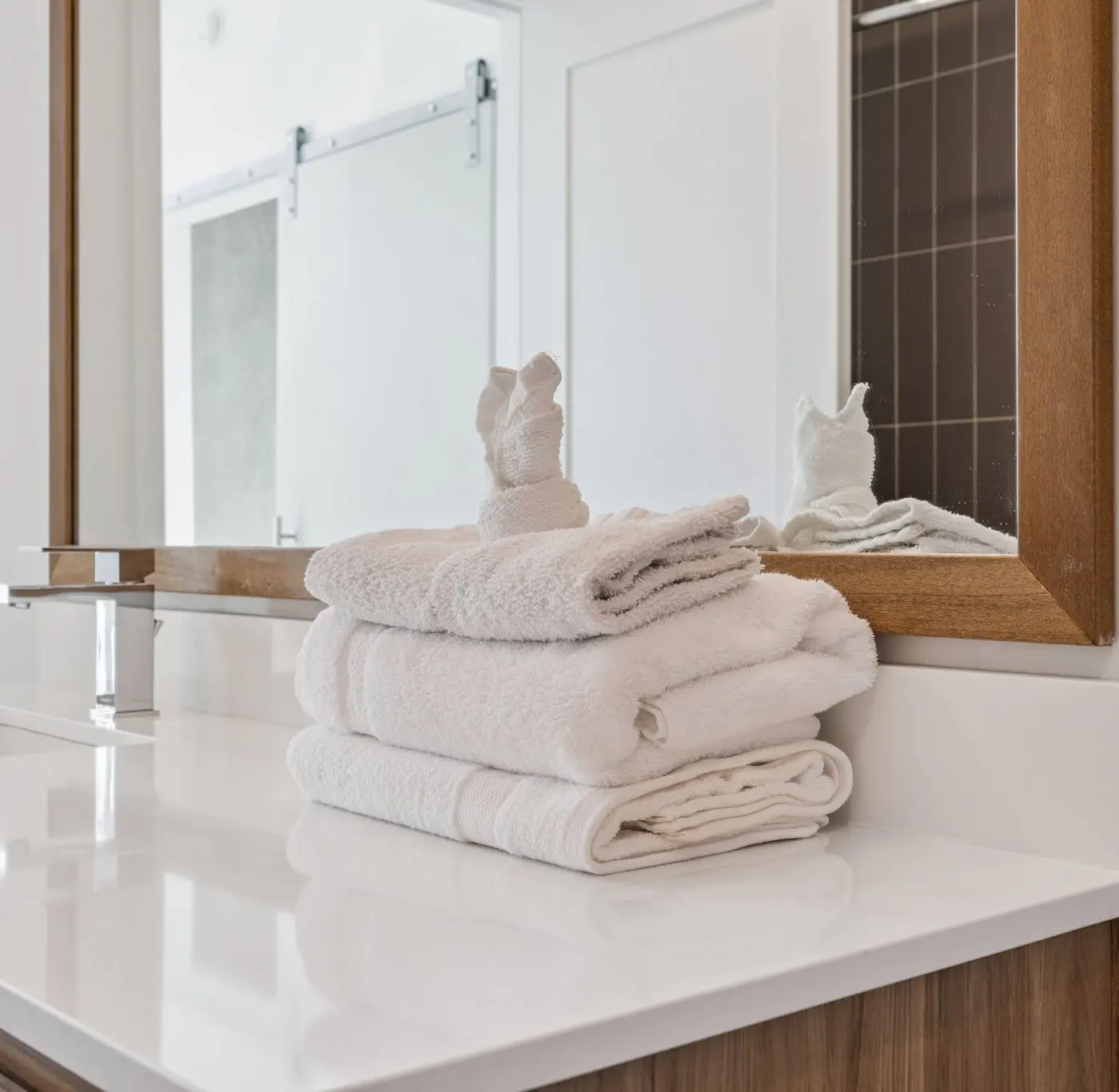 CozySuites Adeline 2BR - valet parking, gym, pool!