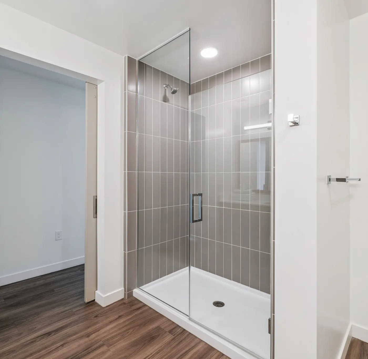 CozySuites Adeline 2BR - valet parking, gym, pool!
