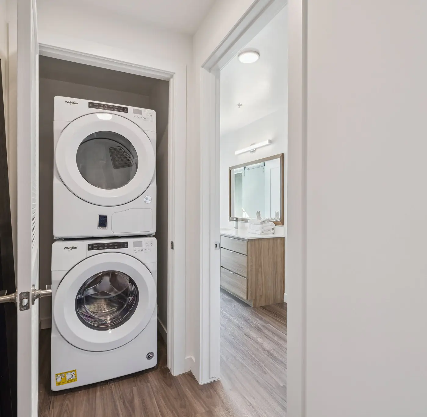 CozySuites Adeline 2BR - valet parking, gym, pool!