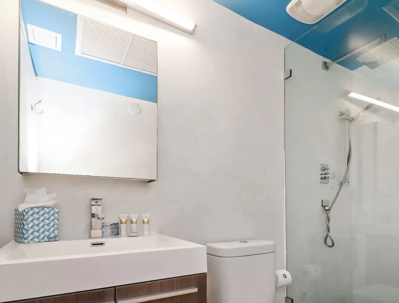 Roami at 250 Collins | Pool | Next to Beach | 1BR