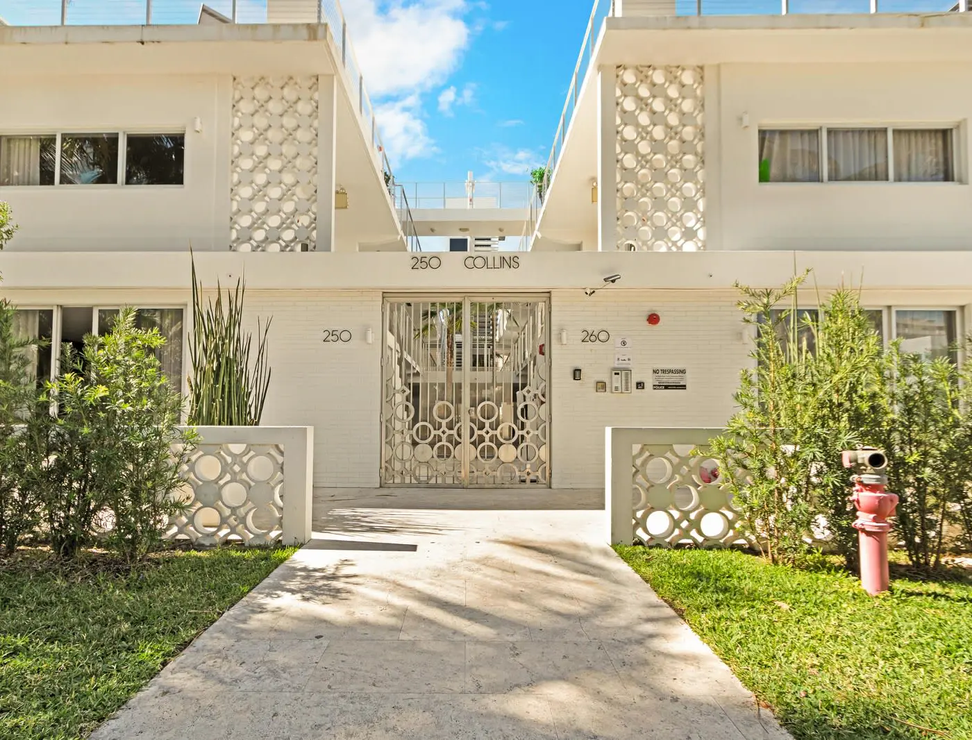 Roami at 250 Collins | Pool | Next to Beach | 1BR