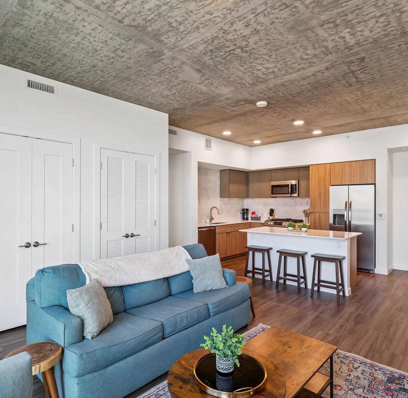 Cozysuites Adeline 1BR - valet parking, gym, pool!