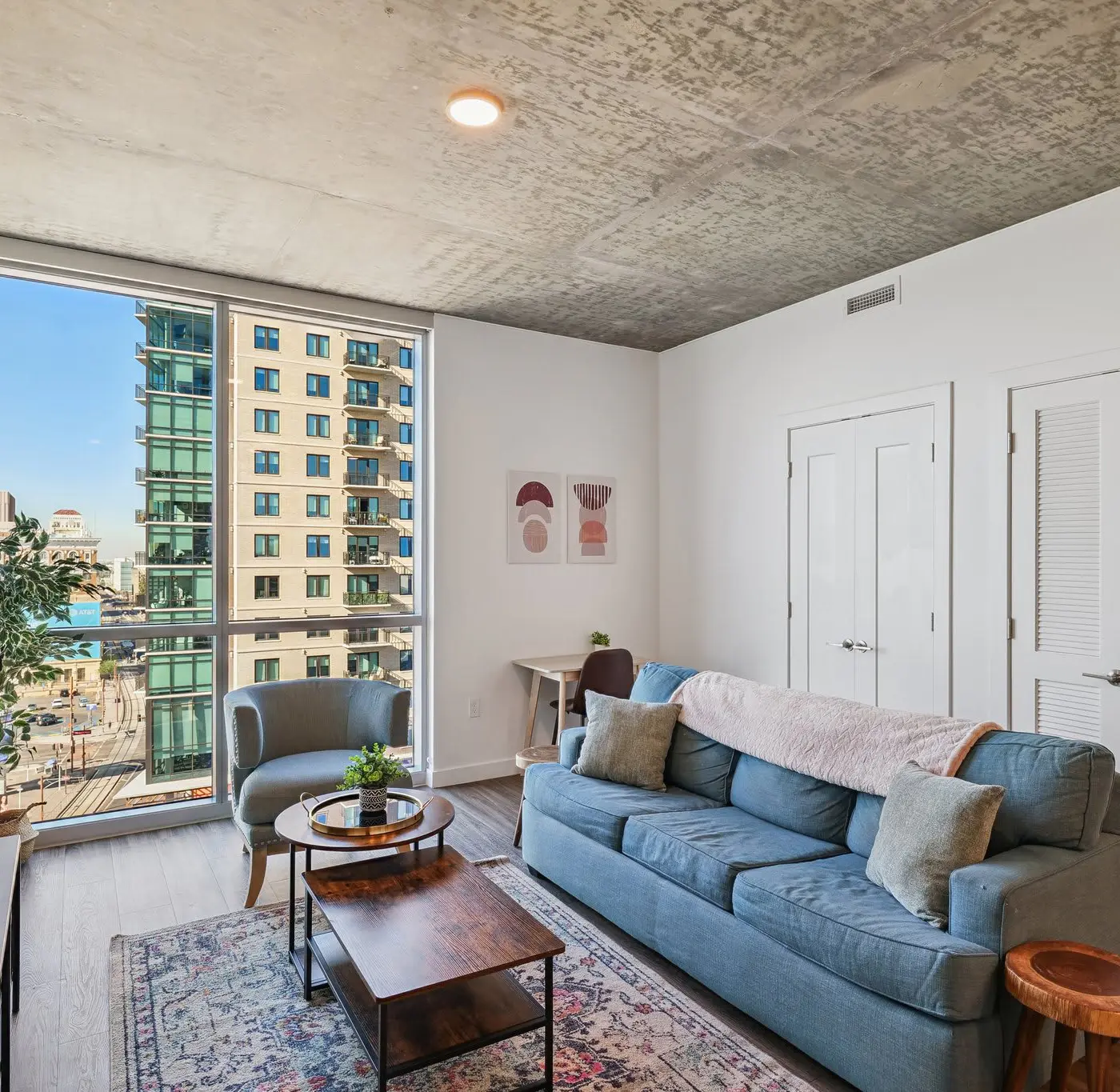 Cozysuites Adeline 1BR - valet parking, gym, pool!