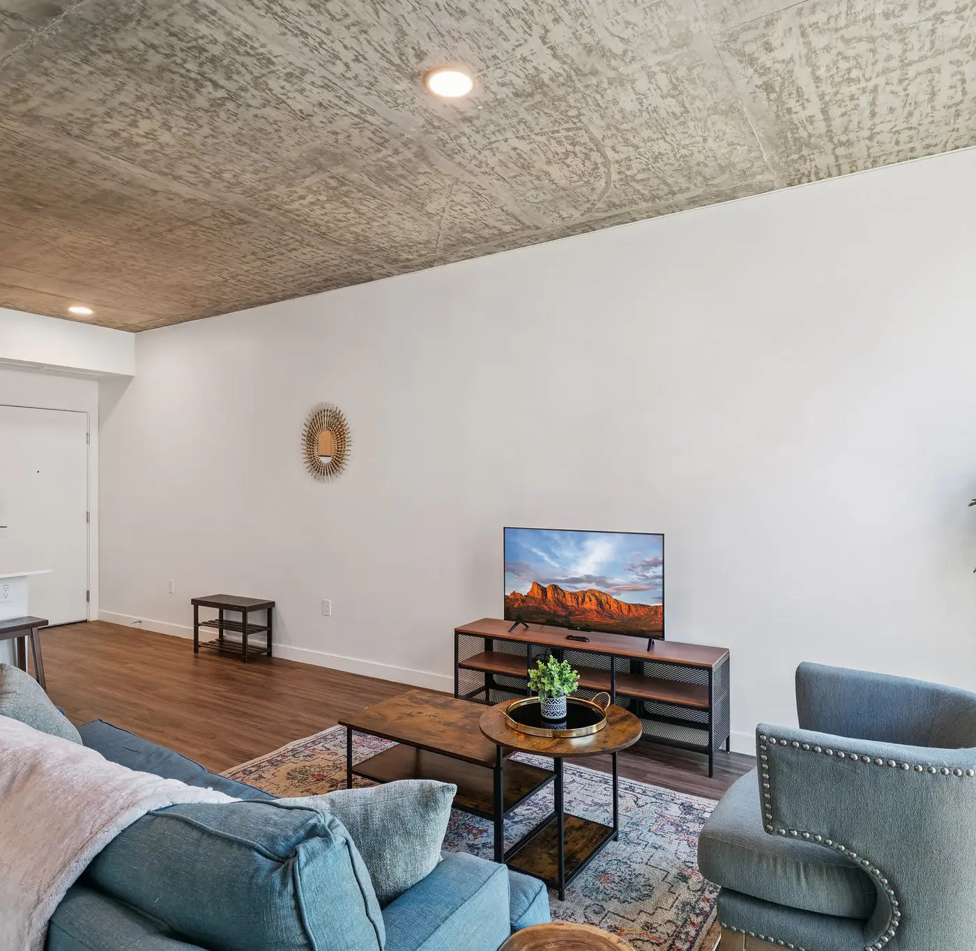 Cozysuites Adeline 1BR - valet parking, gym, pool!