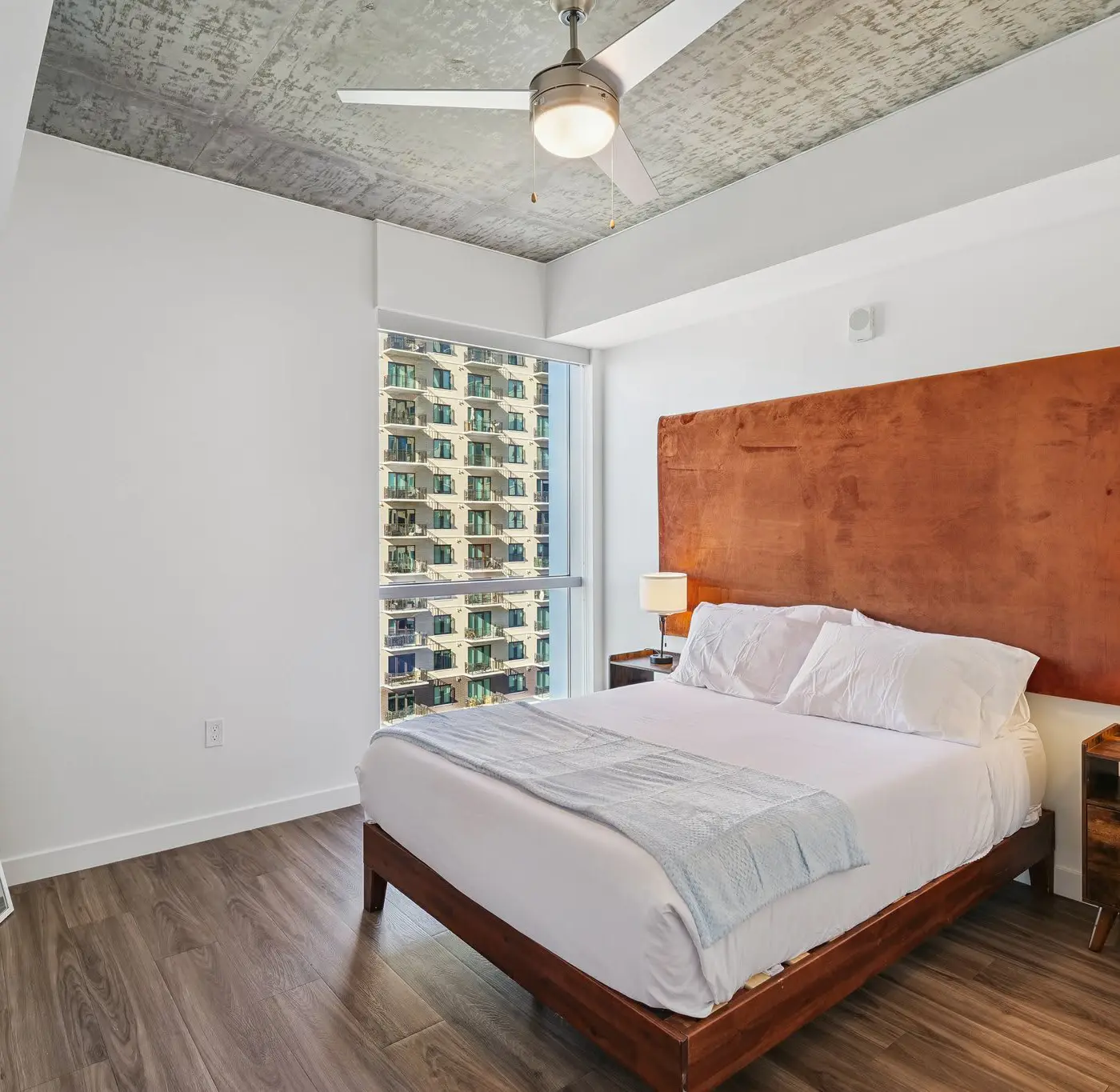 Cozysuites Adeline 1BR - valet parking, gym, pool!