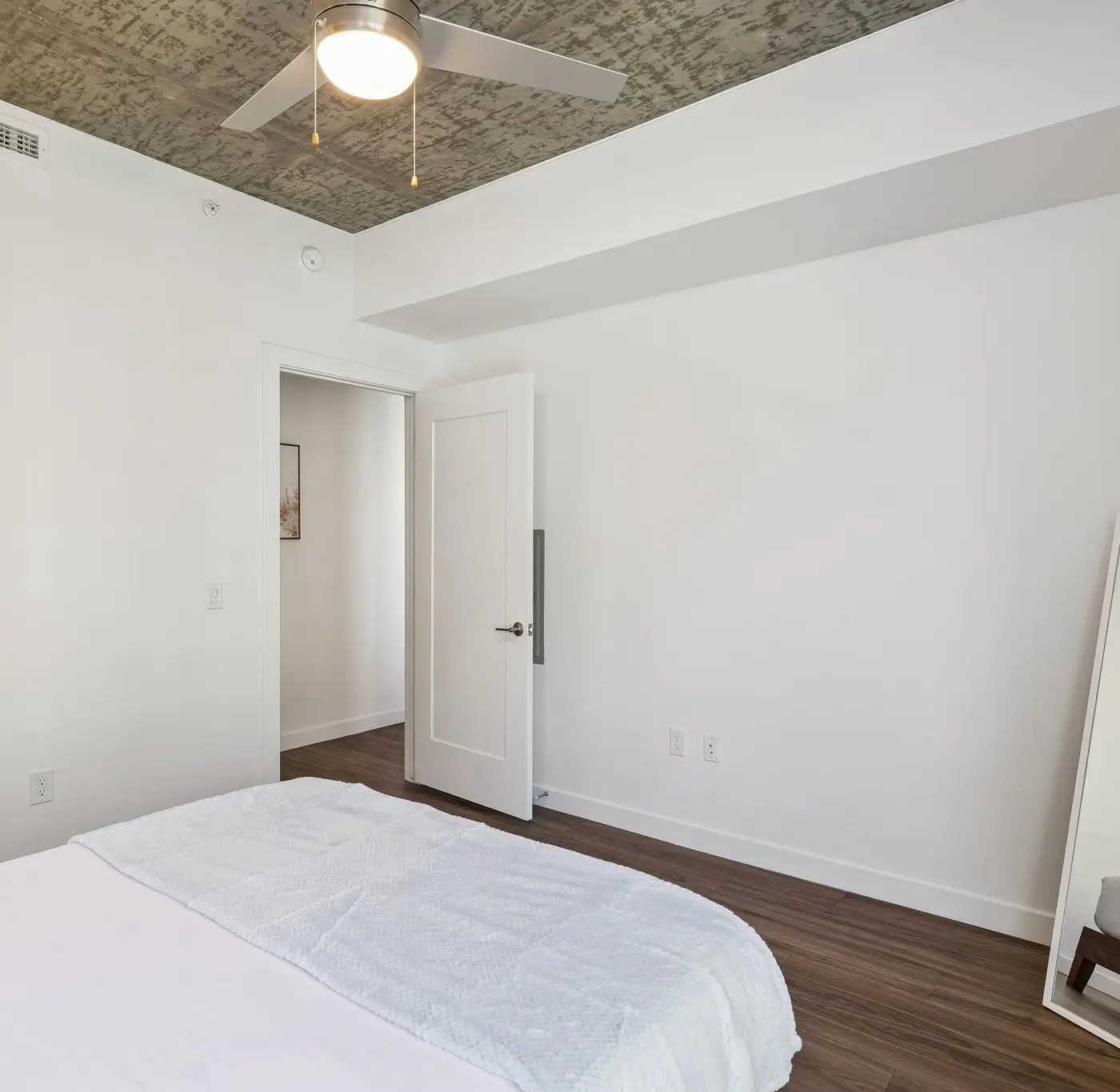 Cozysuites Adeline 1BR - valet parking, gym, pool!