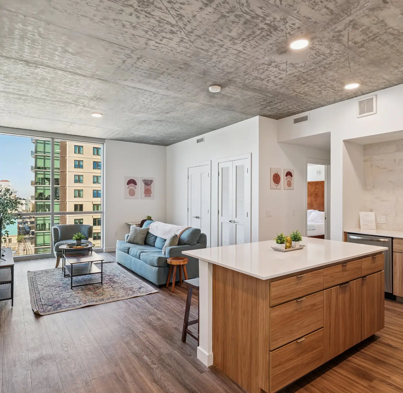 Cozysuites Adeline 1BR - valet parking, gym, pool!