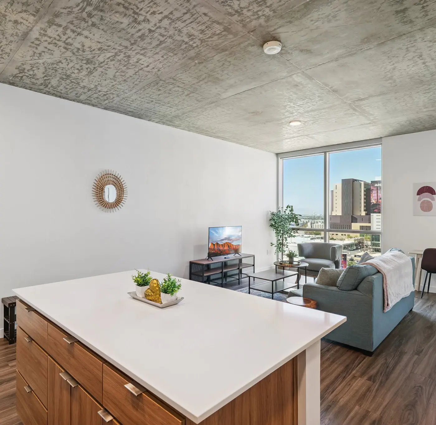 Cozysuites Adeline 1BR - valet parking, gym, pool!