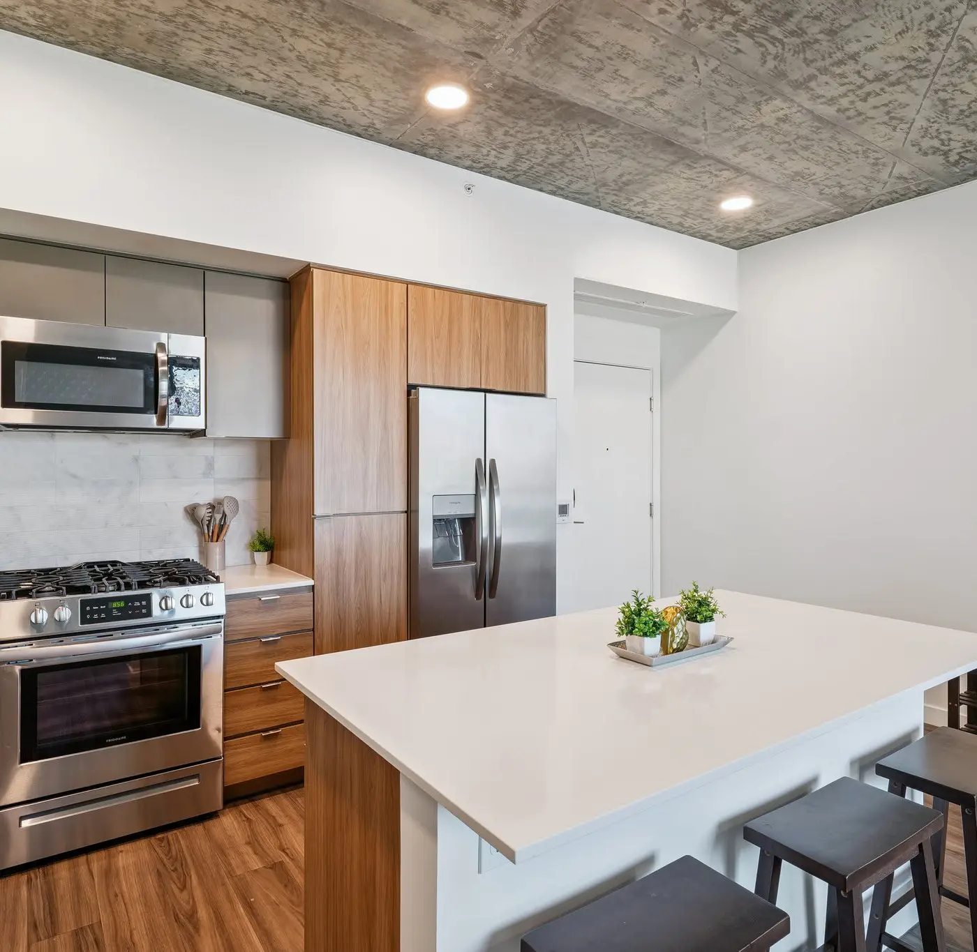 Cozysuites Adeline 1BR - valet parking, gym, pool!