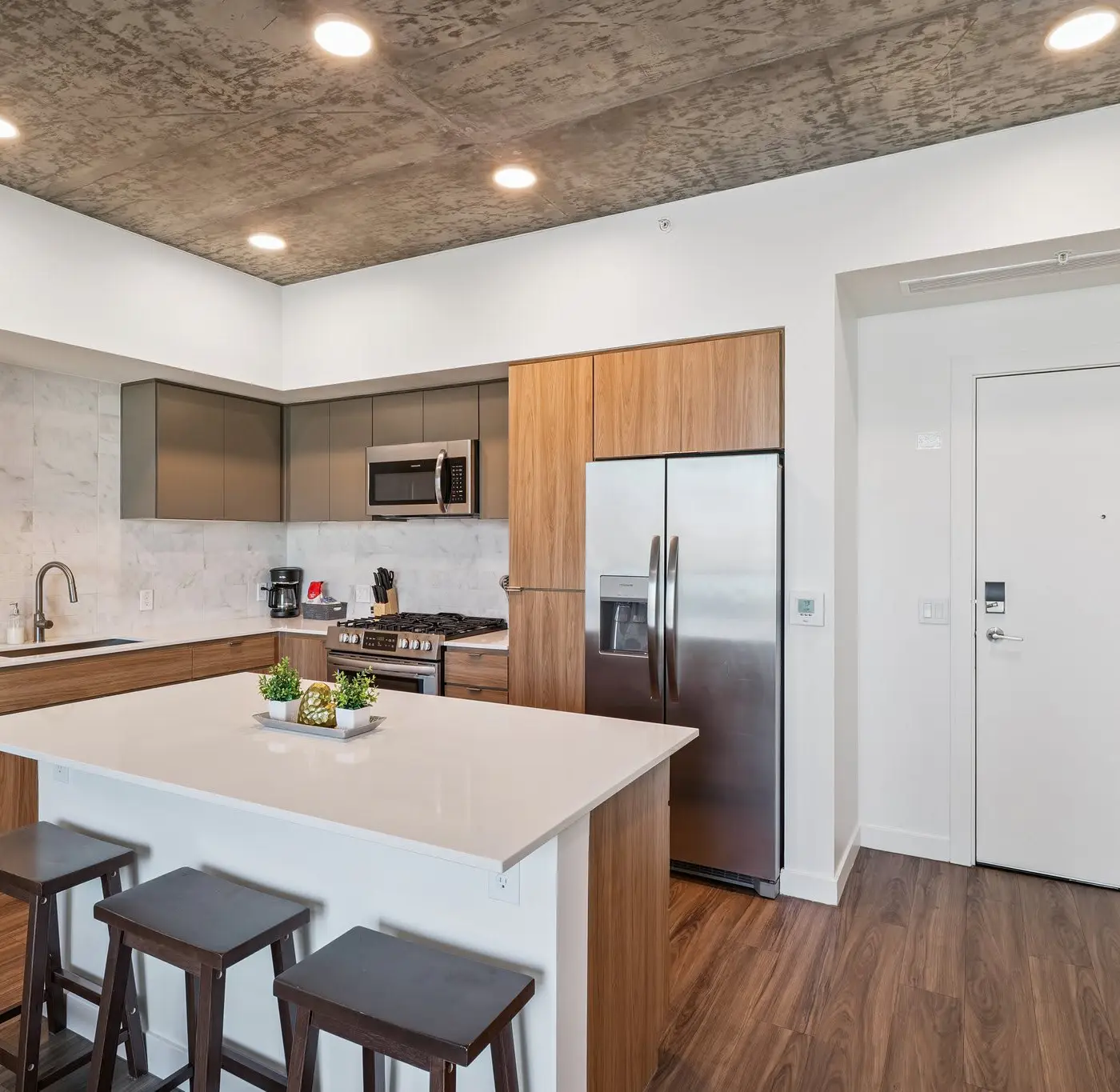 Cozysuites Adeline 1BR - valet parking, gym, pool!
