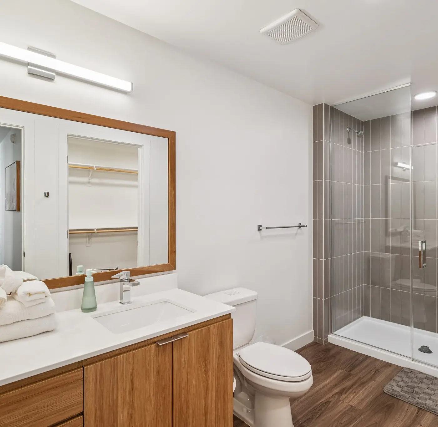 Cozysuites Adeline 1BR - valet parking, gym, pool!