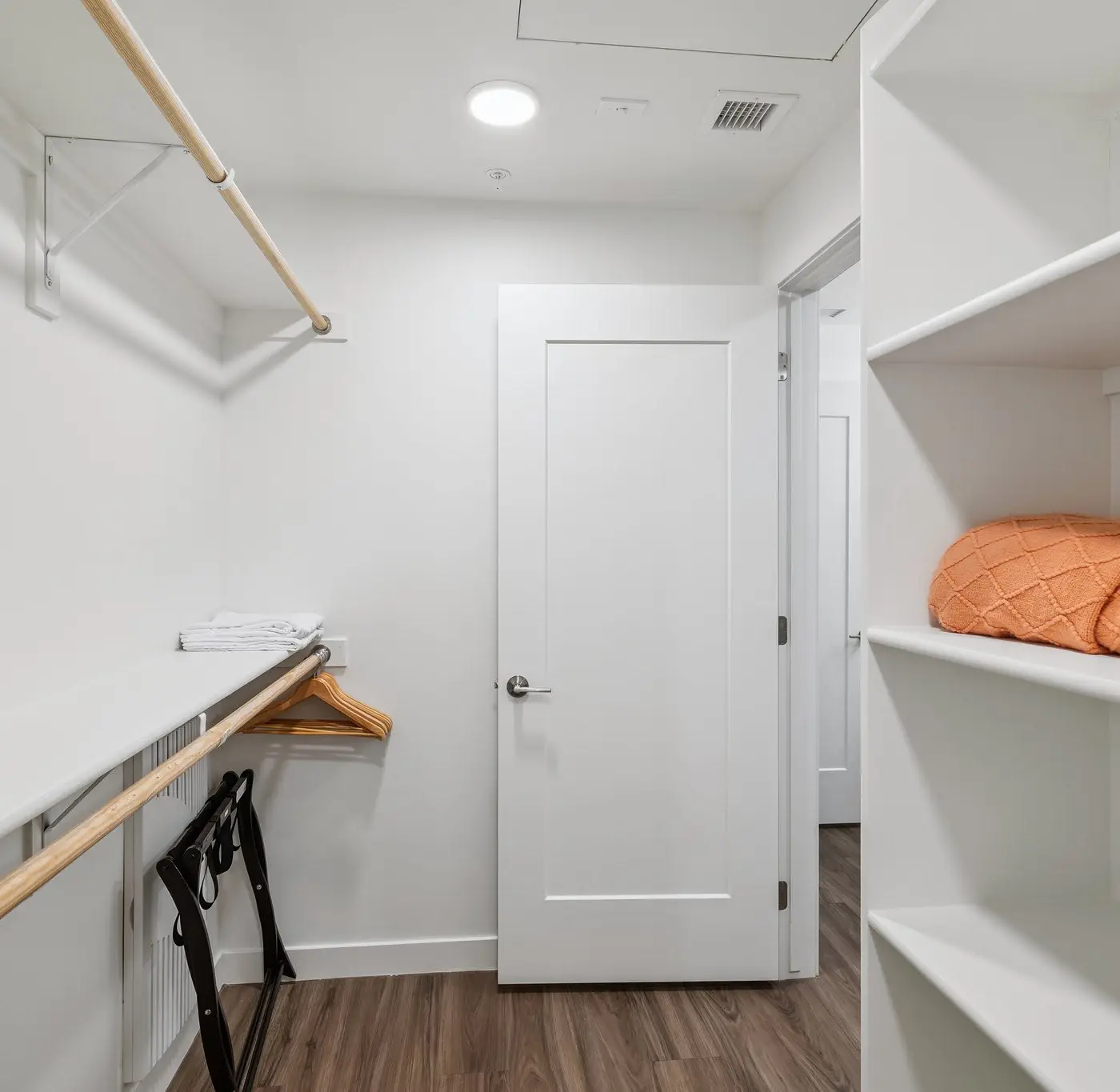 Cozysuites Adeline 1BR - valet parking, gym, pool!