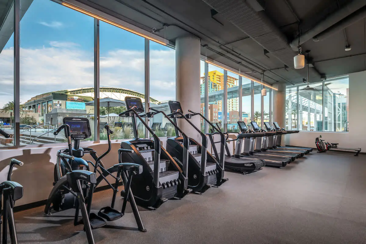 Cozysuites Adeline 1BR - valet parking, gym, pool!