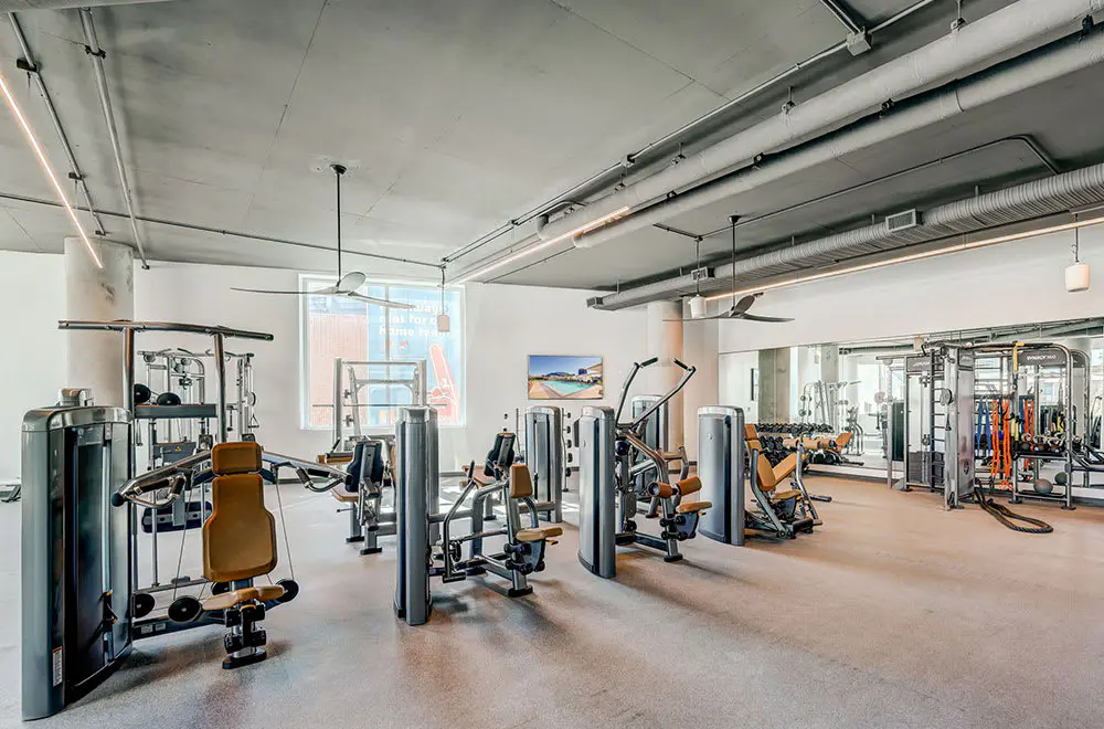 Cozysuites Adeline 1BR - valet parking, gym, pool!