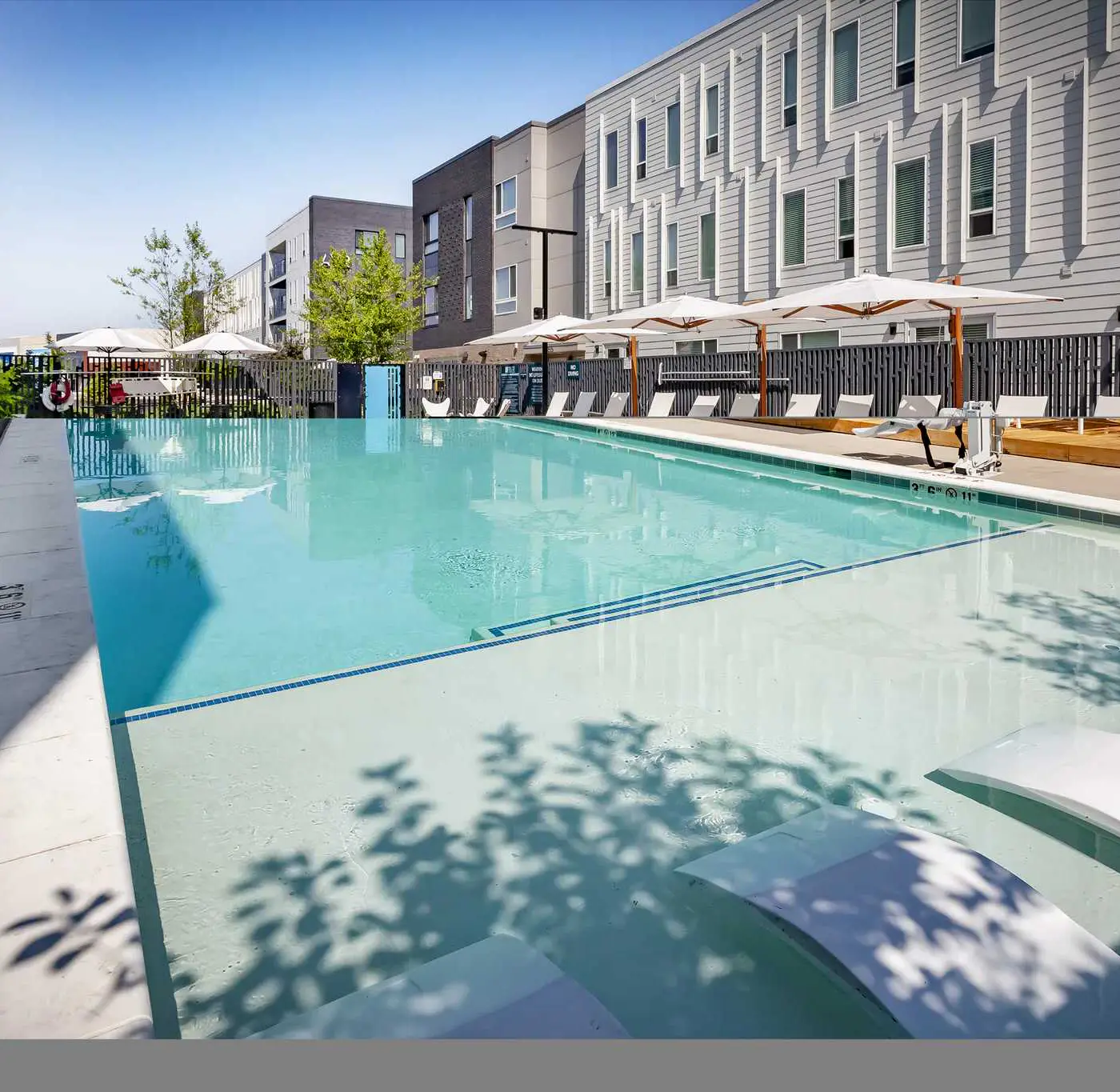 CozySuites Ayr 2BR with parking, pool, gym