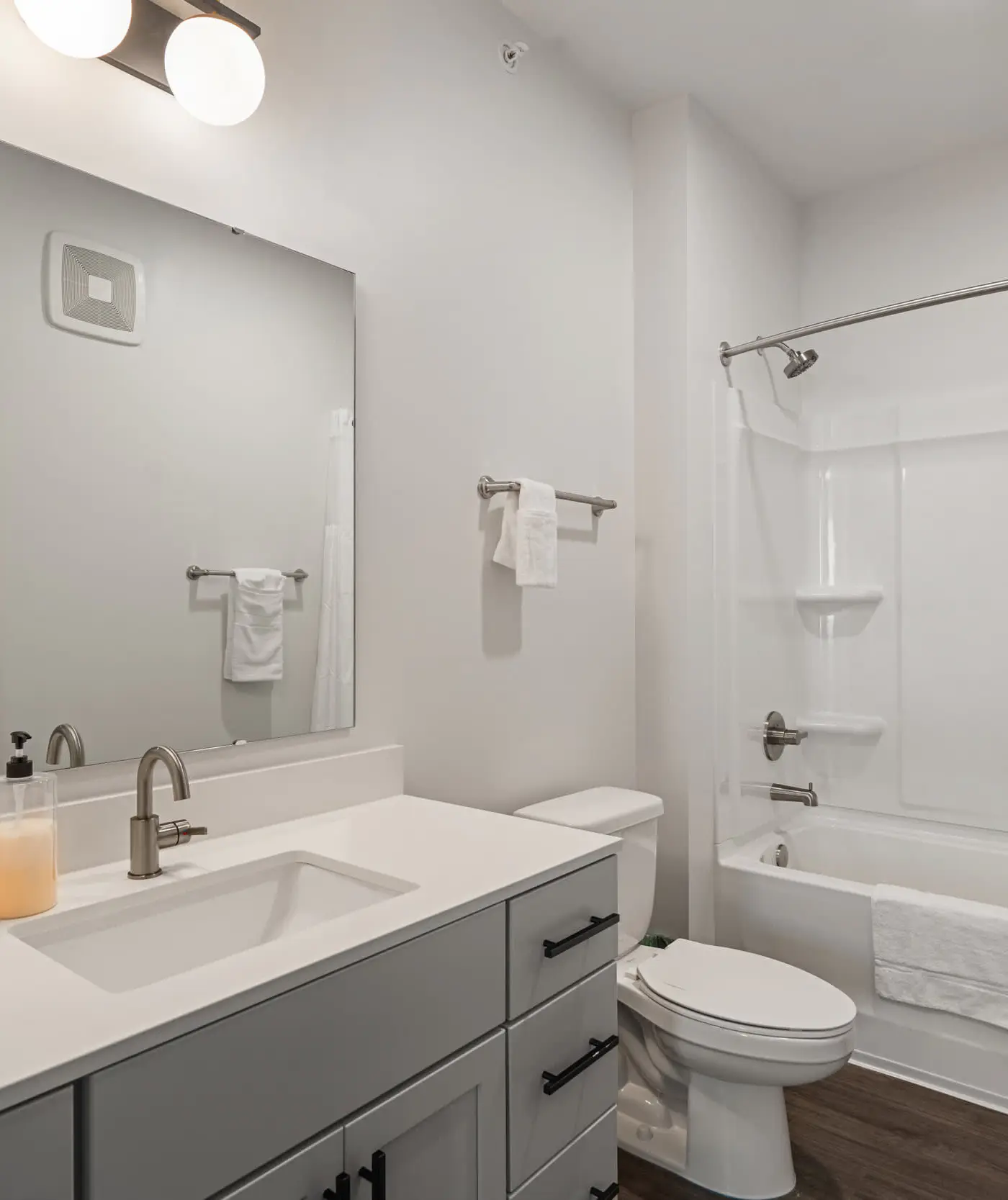 CozySuites Ayr 2BR with parking, pool, gym