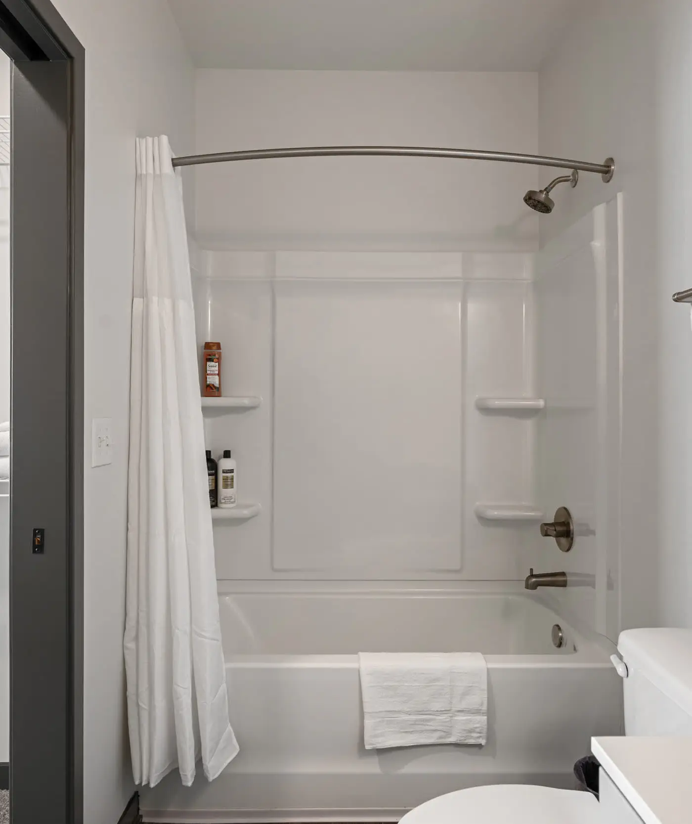 CozySuites Ayr 2BR with parking, pool, gym