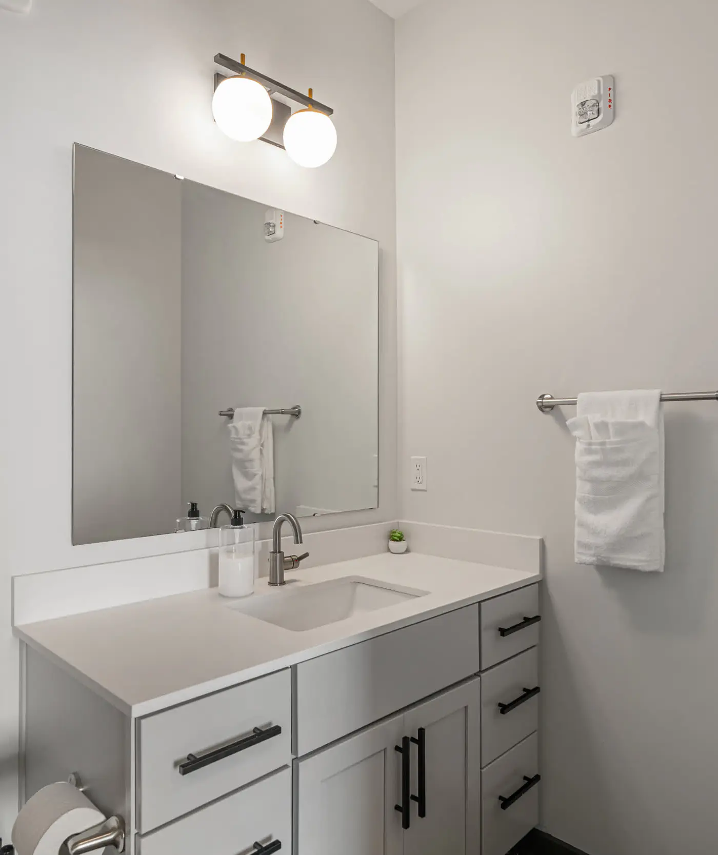 CozySuites Ayr 2BR with parking, pool, gym