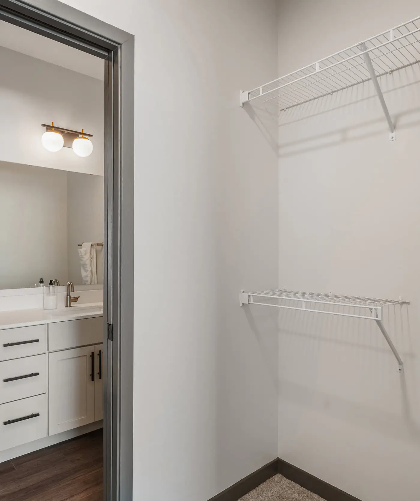 CozySuites Ayr 2BR with parking, pool, gym