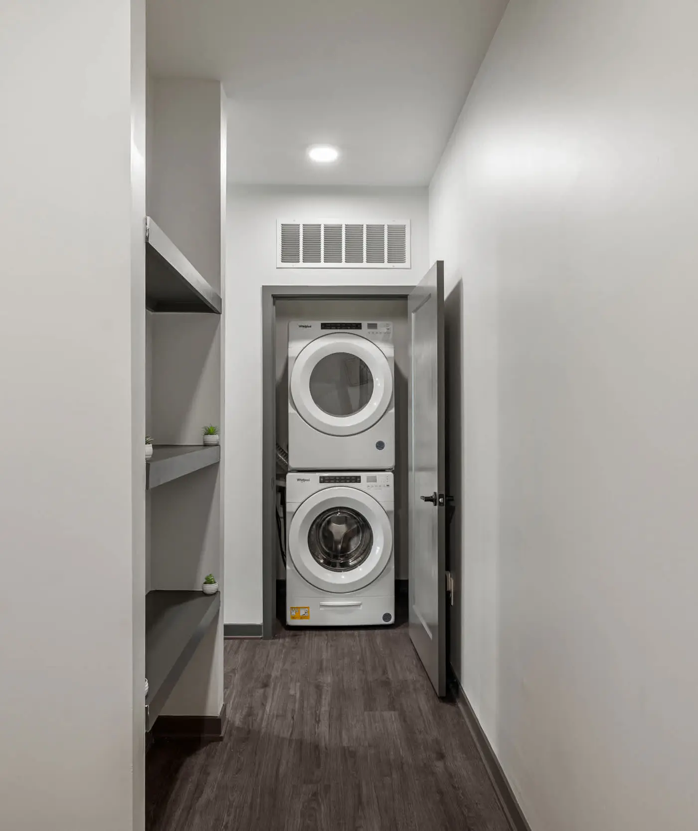 CozySuites Ayr 2BR with parking, pool, gym