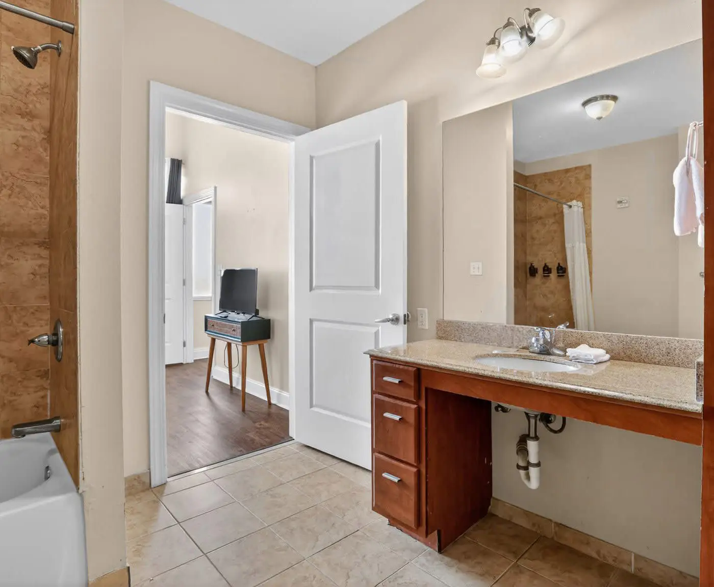 Roami at Duncan Plaza | 1 Bedroom Apartment