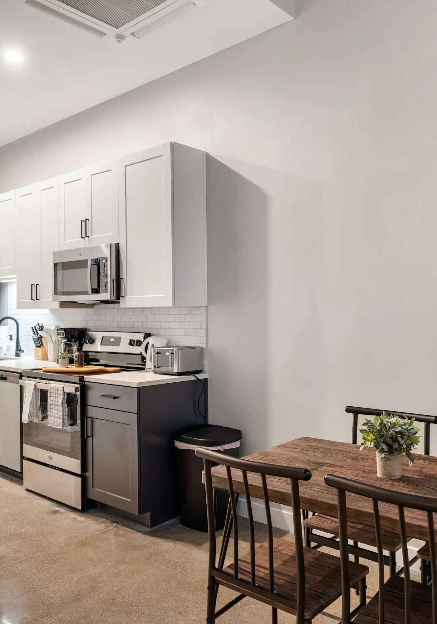 CozySuites Textile | 1BR w/ Gym + Rooftop Access