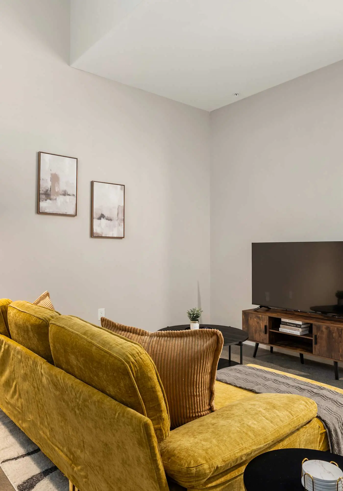 CozySuites Textile | 1BR w/ Gym + Rooftop Access