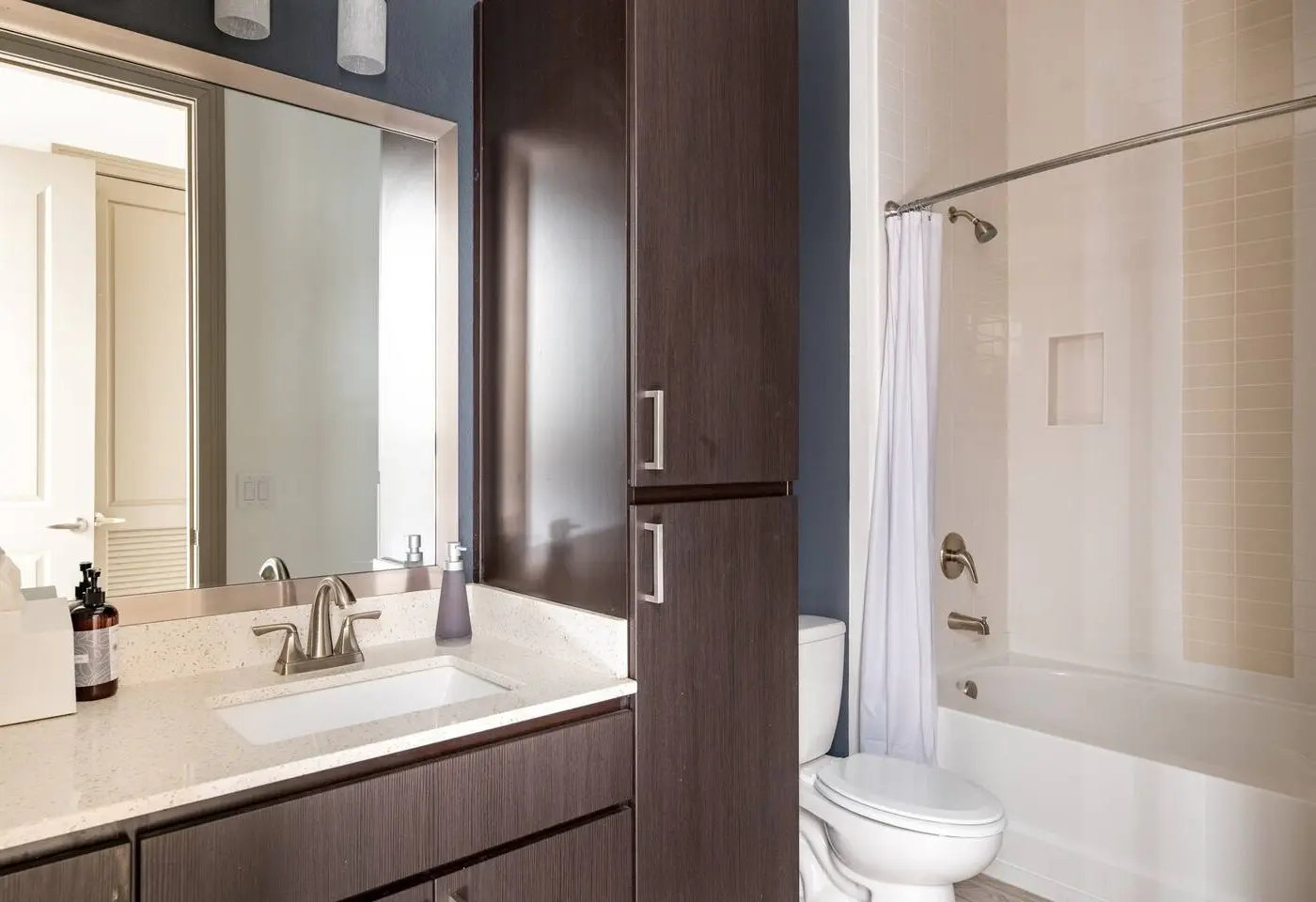 Stylish 2BR CozySuites | Town Lake Waterfront