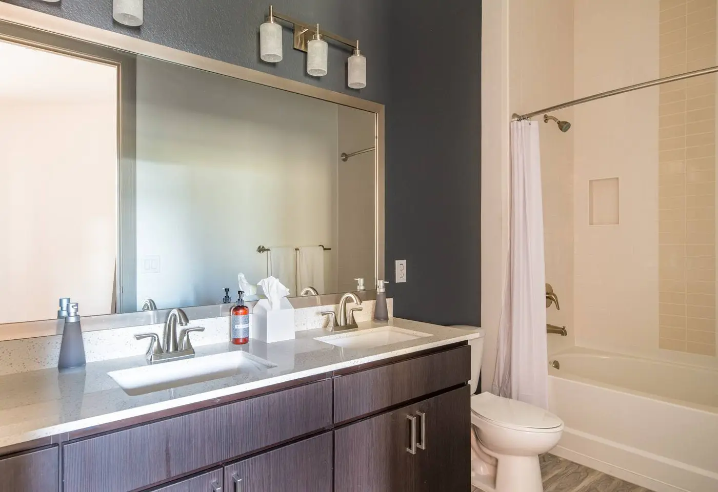 Stylish 2BR CozySuites | Town Lake Waterfront