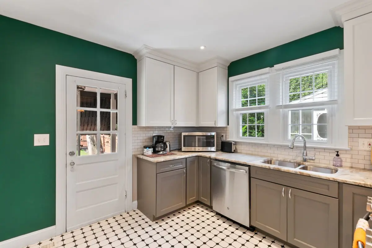 Massive 5BR Historic CozySuites House