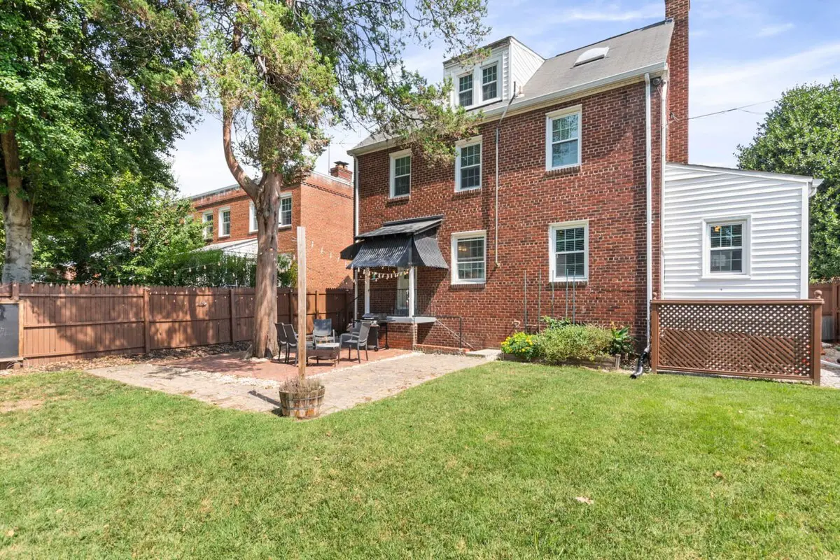 Massive 5BR Historic CozySuites House
