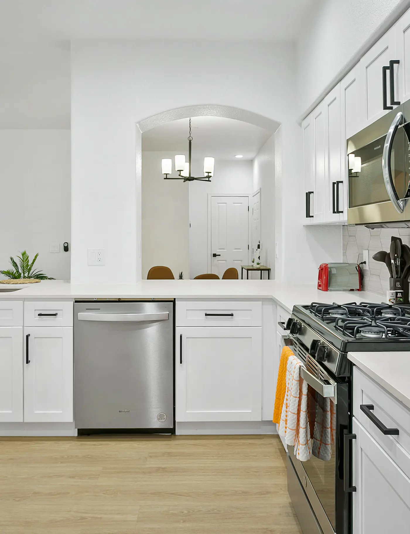 2BR CozySuites Glendale by the stadium with pool!