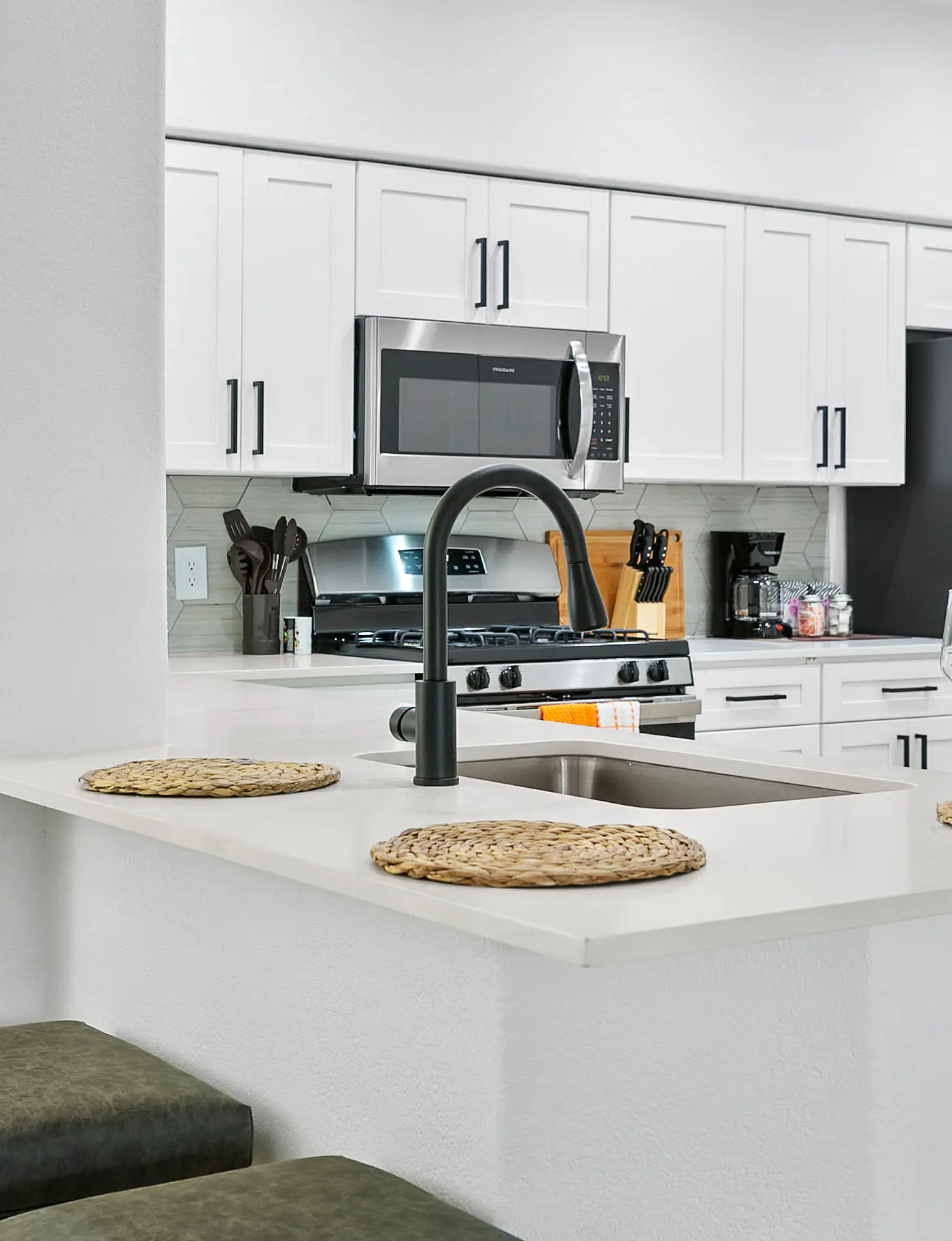 2BR CozySuites Glendale by the stadium with pool!