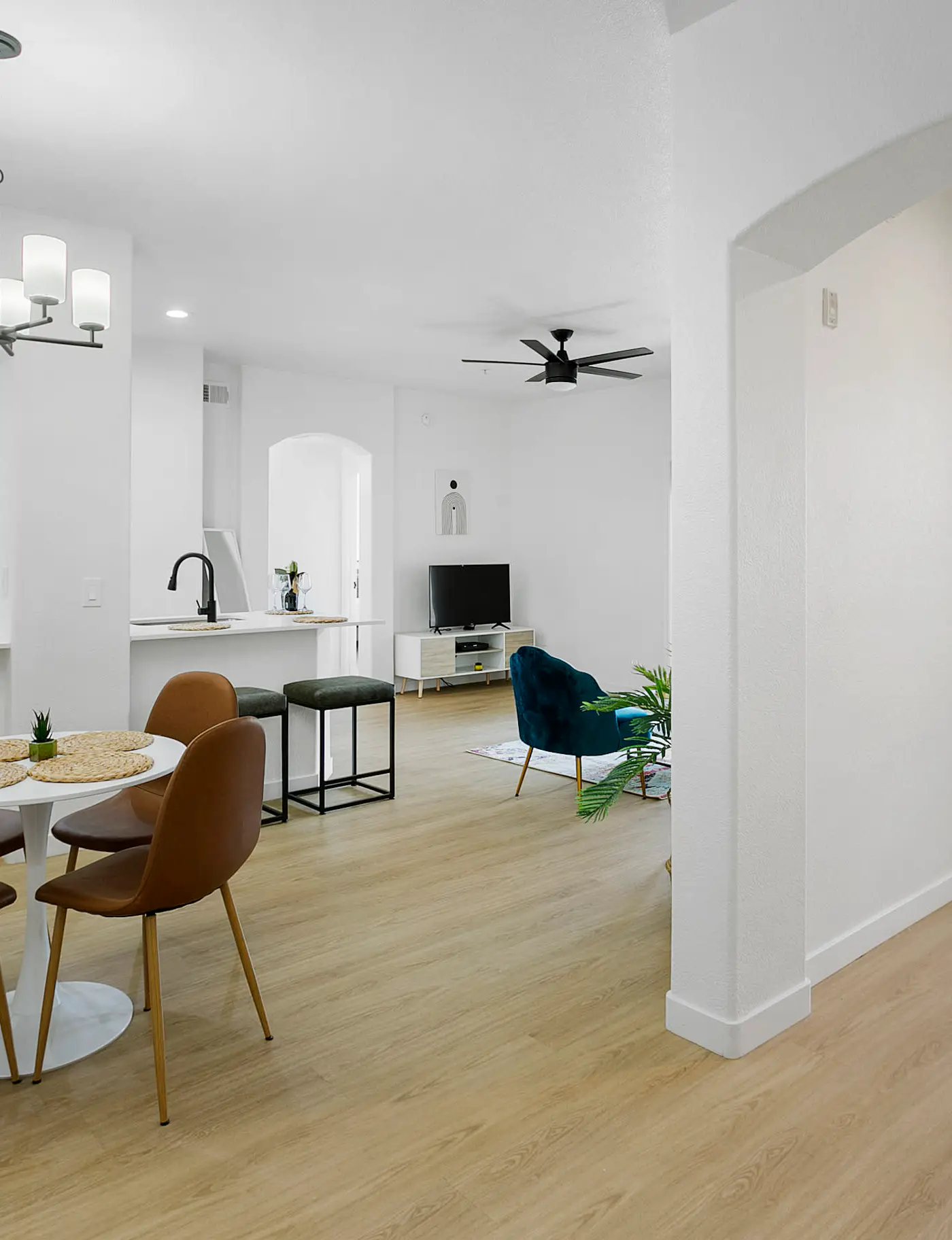 2BR CozySuites Glendale by the stadium with pool!