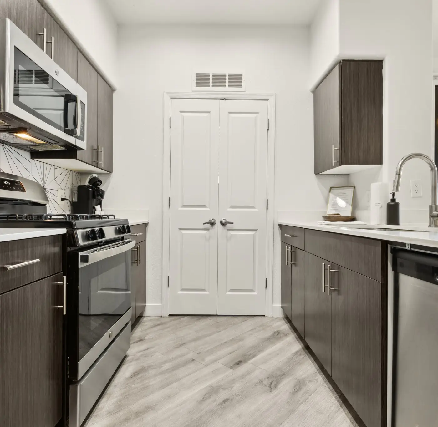 Modern 2BR CozySuites Glendale by stadium w/ pool!
