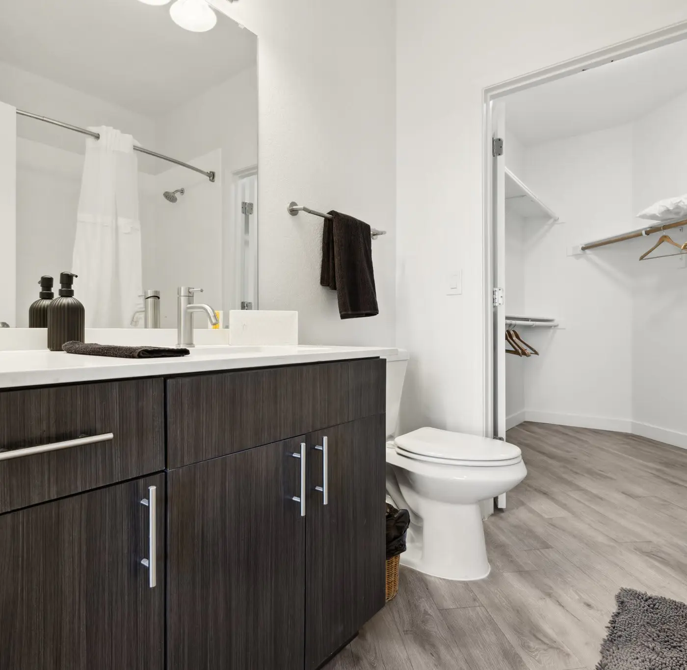 Modern 2BR CozySuites Glendale by stadium w/ pool!