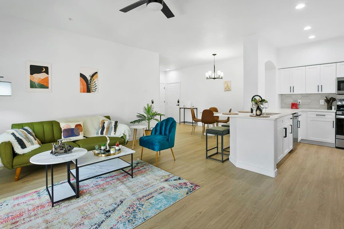 3BR TWO Glendale CozySuites with Pool & Jacuzzi