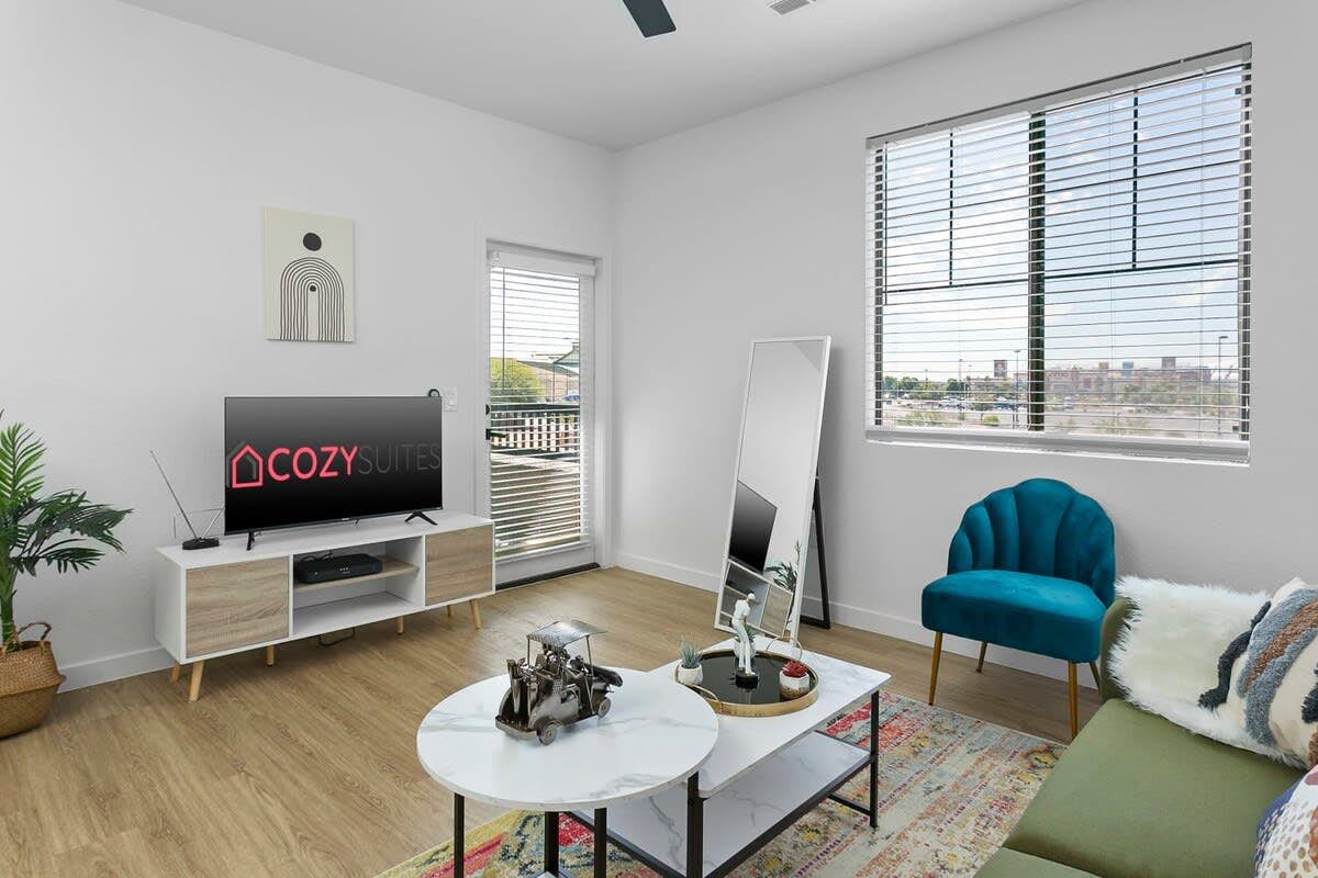 CozySuites Glendale near the stadium with pool