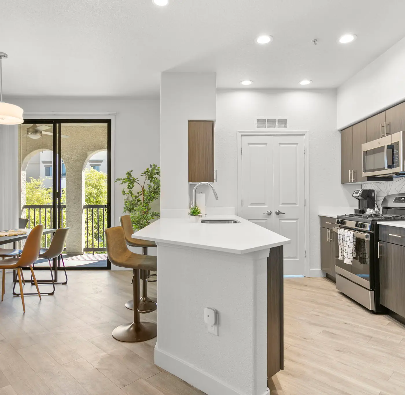 CozySuites Glendale | pool near the stadium
