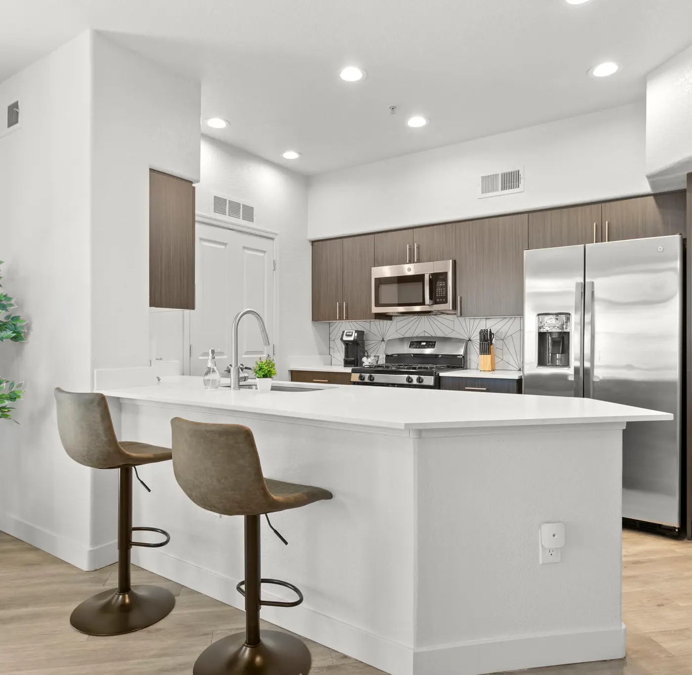 CozySuites Glendale | pool near the stadium